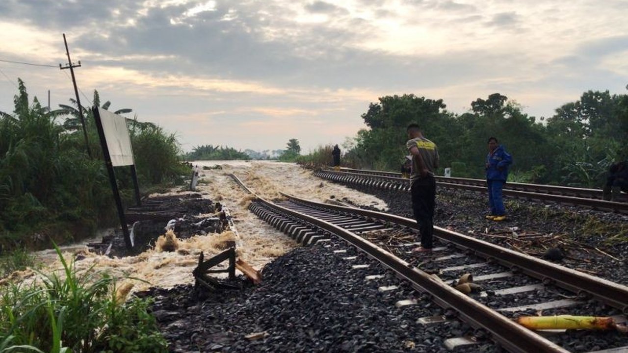 Banjir di jalur kereta api Gubug-Karangjati, Grobogan, Jawa Tengah, memaksa KAI melakukan pengalihan jalur dan pembatalan sejumlah perjalanan kereta api untuk memastikan keselamatan penumpang.