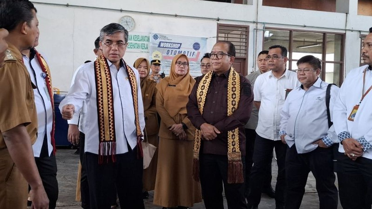 Menaker Ida Fauziyah menargetkan satu juta orang akan mengikuti pelatihan keterampilan kerja di Balai Latihan Kerja (BLK) di seluruh Indonesia untuk meningkatkan kualitas angkatan kerja.