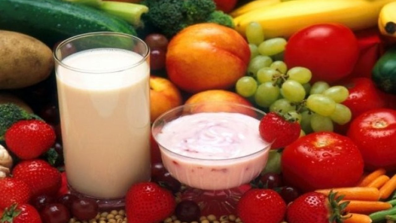 Kementerian Kesehatan (Kemenkes) menekankan pentingnya memilih makanan bergizi untuk mencegah masalah gizi lintas generasi, termasuk stunting, kekurangan gizi, dan obesitas, serta mendorong pola makan sehat di tengah tantangan akses pangan yang melimpah.