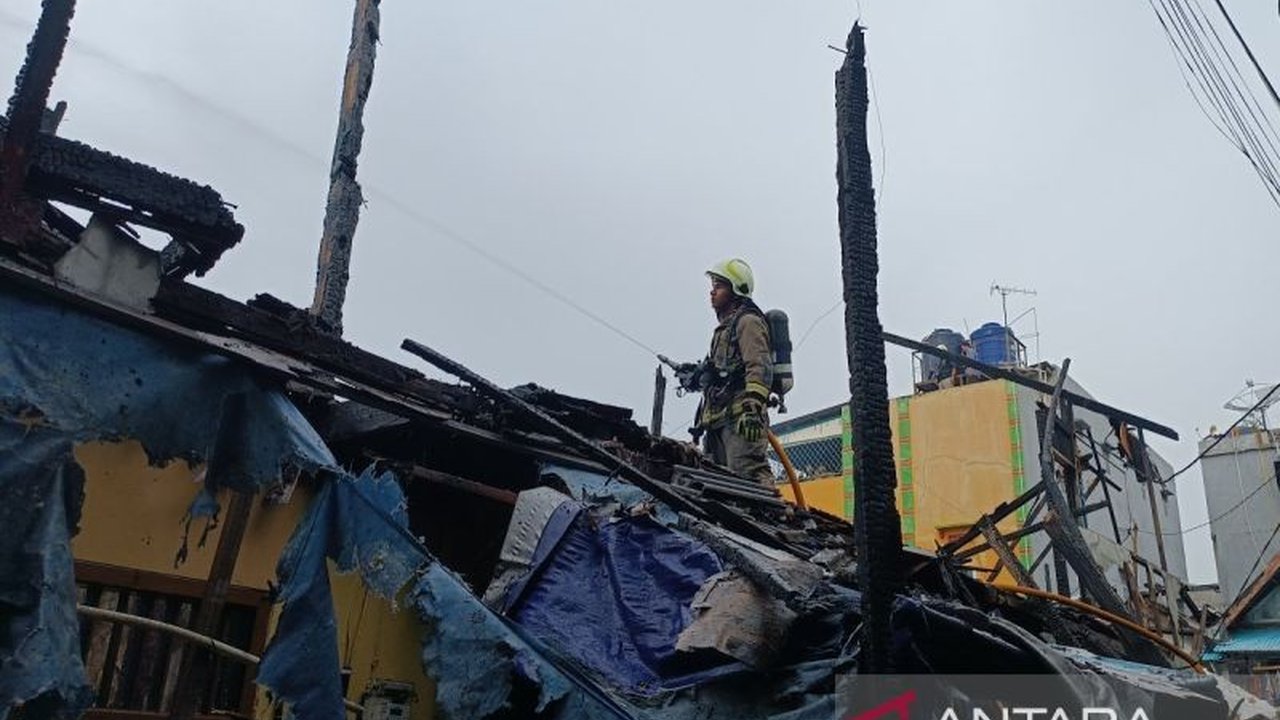 Petugas pemadam kebakaran berhasil mengendalikan kebakaran di Mangga Dua, Jakarta Pusat pada Selasa sore setelah berjibaku sekitar satu jam dengan mengerahkan 19 unit mobil dan 76 personel.