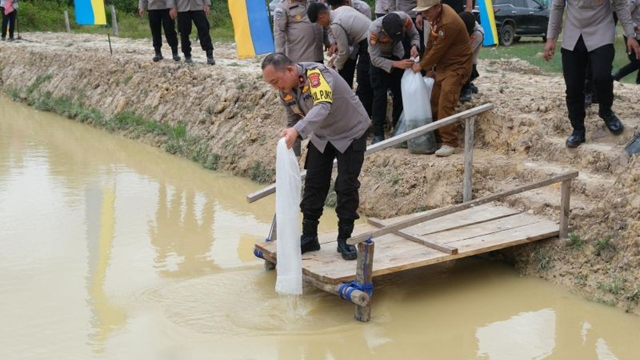 Polda Sulawesi Tenggara menebar 1.500 bibit ikan di Konawe untuk mendukung program Makan Bergizi Gratis (MBG) pemerintah pusat, sekaligus meningkatkan ketahanan pangan dan pemberdayaan masyarakat sekitar.
