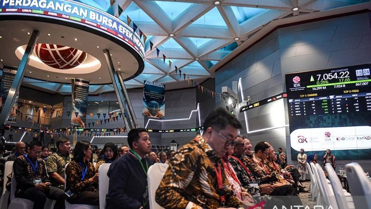 Indeks Harga Saham Gabungan (IHSG) ditutup melemah 0,86 persen pada Selasa, 14 Januari, mengikuti tren negatif mayoritas bursa saham di kawasan Asia, di tengah sentimen global yang kurang kondusif.