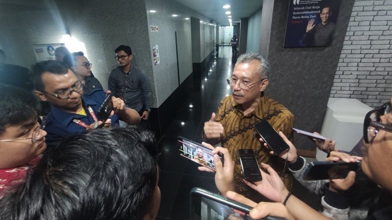 Kementerian Pendidikan, Kebudayaan, Riset, dan Teknologi (Kemendikbudristek) menargetkan penyelesaian penataan struktural dan mutasi Aparatur Sipil Negara (ASN) pada akhir Januari 2024, menjawab tuntutan pegawai terkait pemisahan kementerian.