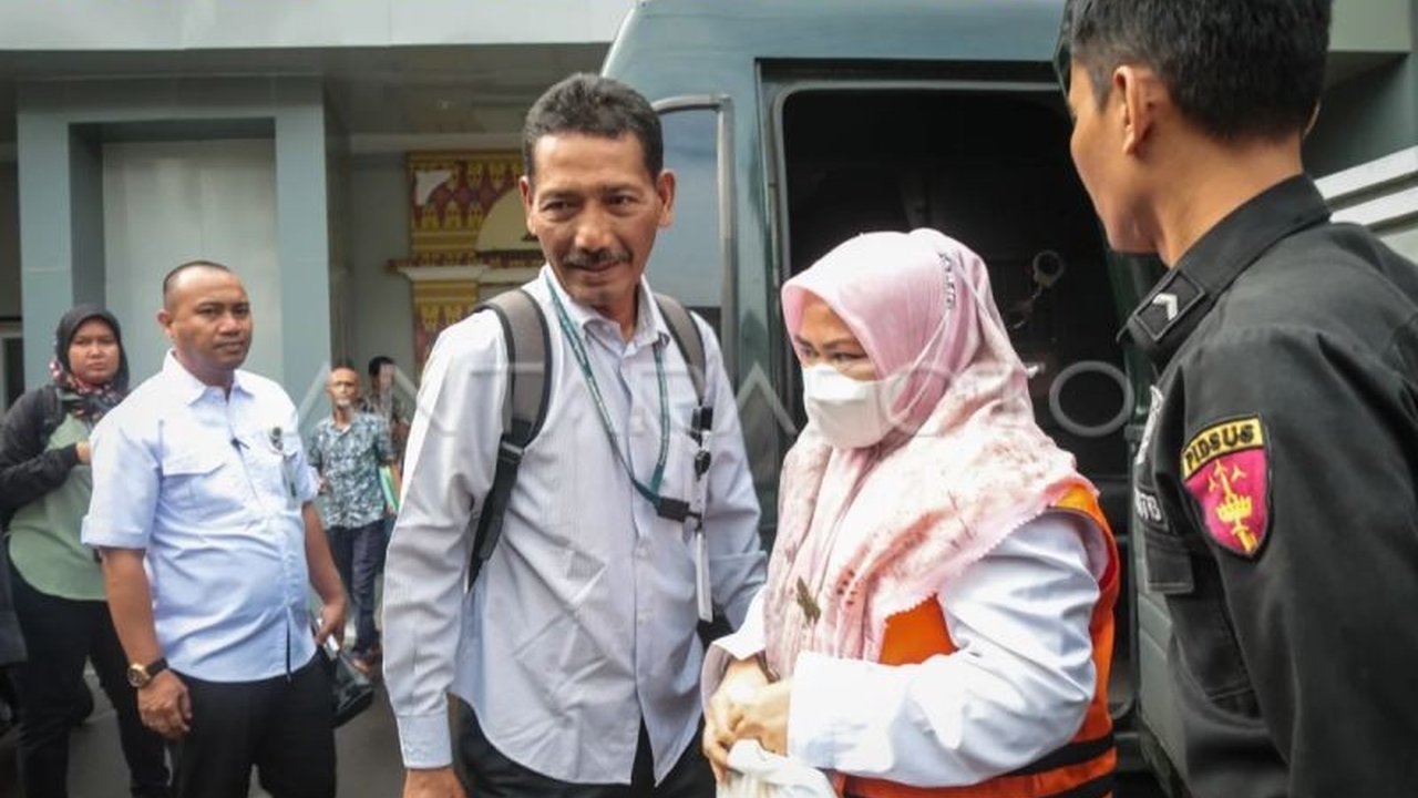 KPK menahan dua tersangka kasus korupsi pembangunan shelter tsunami di Lombok Utara, NTB, di dua lapas berbeda di Lombok, menjelang persidangan perdana di Pengadilan Tipikor Mataram.