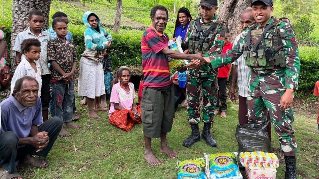 Satgas TNI Yonif 641/Bru menyalurkan bantuan bahan pokok kepada warga Kampung Obolma, Distrik Kurima, Kabupaten Yahukimo, Papua Pegunungan, sebagai bentuk kepedulian dan mempererat hubungan dengan masyarakat.