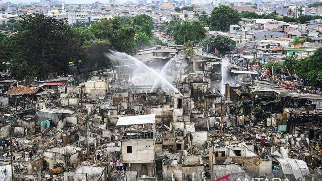 Pemerintah Kota Administrasi Jakarta Pusat membuka posko pelayanan administrasi kependudukan untuk korban kebakaran Kemayoran yang kehilangan dokumen penting seperti KTP dan KK, serta memastikan pemenuhan kebutuhan dasar lainnya.