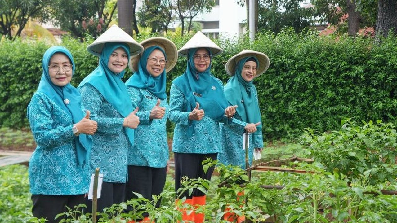 Pemerintah Kota Jakarta Utara menggelar penanaman tanaman pangan serentak di 93 lokasi seluas 2,3 hektare pada Selasa, 21 Januari, guna mendukung swasembada pangan dan ketahanan pangan lokal.