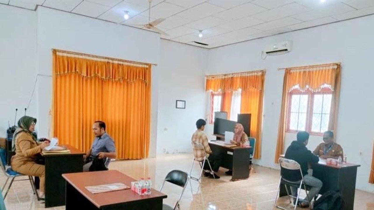 Pemkab Barito Utara melalui Disnakertranskop UKM mengadakan seleksi ketat selama tiga hari untuk 73 calon operator dump truck dan pengemudi kendaraan ringan, guna meningkatkan kualitas SDM lokal dan memenuhi kebutuhan industri.