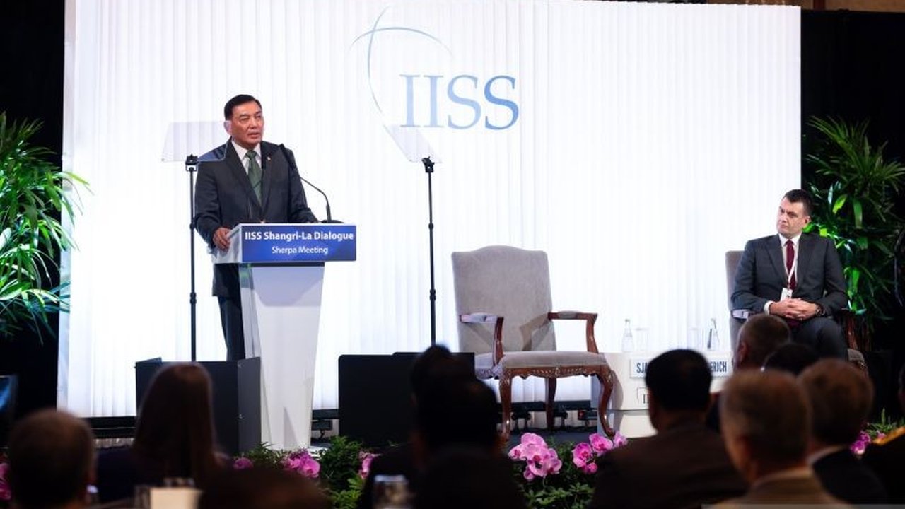 Menteri Pertahanan RI Sjafrie Sjamsoeddin menyampaikan pidato di Shangri-La Dialogue di Singapura, menekankan komitmen Indonesia pada perdamaian global dan kerja sama pertahanan regional untuk melindungi kedaulatan nasional serta mendorong pembangunan eko
