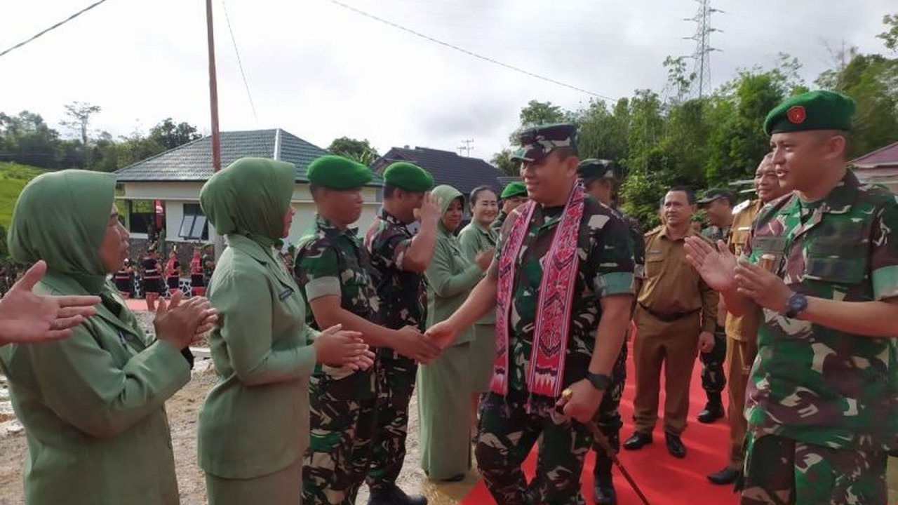 Pangdam XII/Tanjungpura, Mayjen TNI Jamalulael, menekankan pentingnya disiplin dan hubungan baik dengan masyarakat bagi prajurit TNI di perbatasan Kalimantan Barat, serta memberikan bantuan sosial kepada warga Bengkayang.