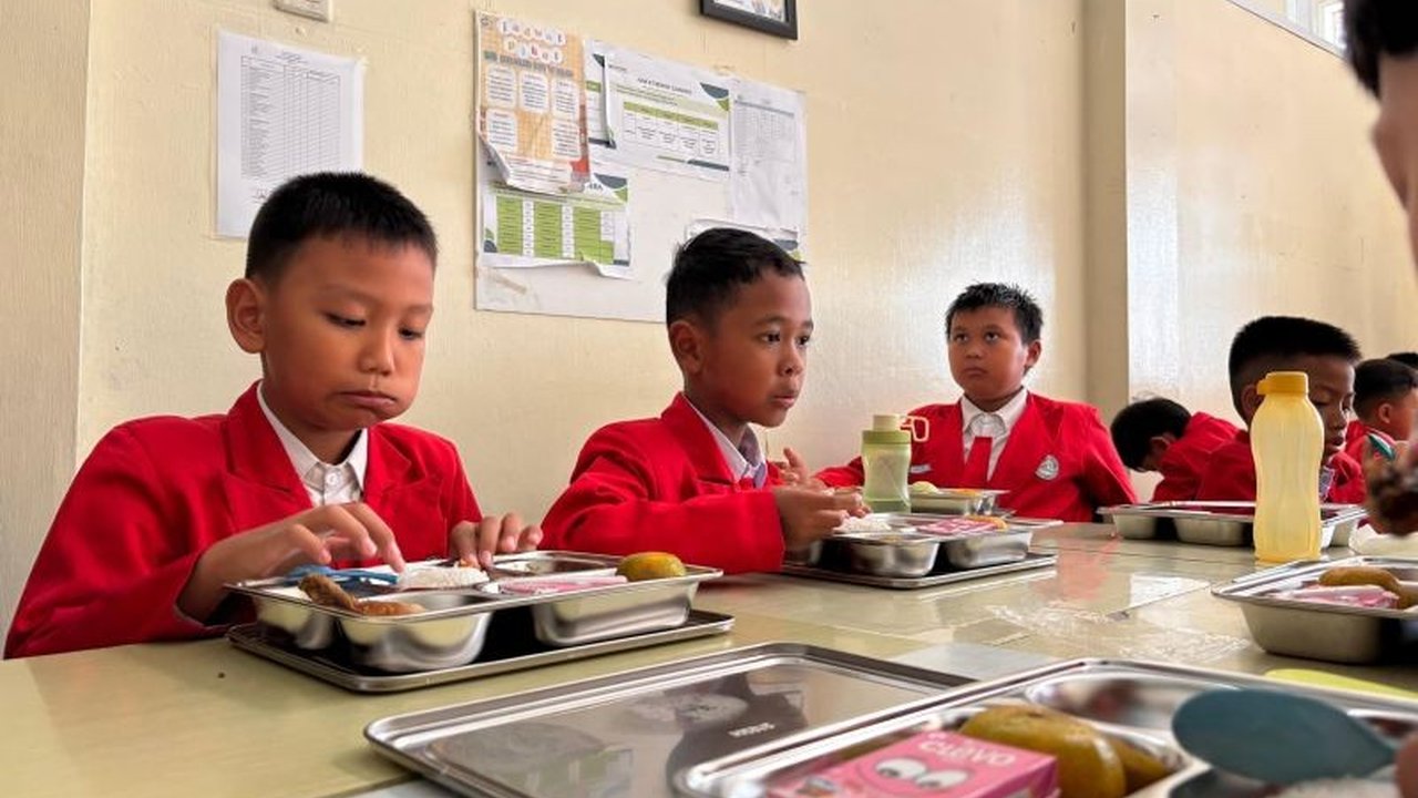 Pemkot Bandung mengalokasikan Rp26 miliar dalam APBD 2025 untuk program Makan Bergizi Gratis (MBG) yang menjangkau 21.271 siswa di 40 sekolah, juga bertujuan mendukung UMKM lokal.