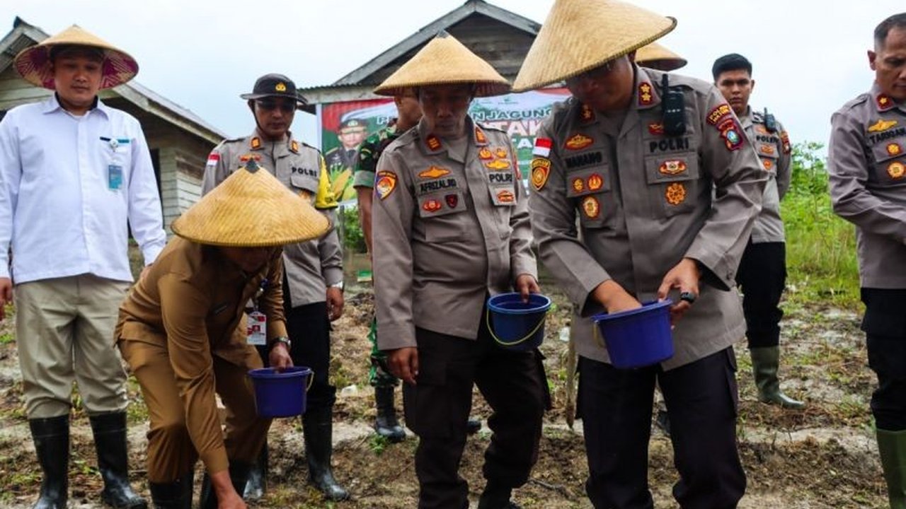 Polres Natuna menanam 17.500 benih jagung di lahan seluas 1,5 hektare pada Selasa (21/1) sebagai upaya mendukung ketahanan pangan nasional dan swasembada pangan di wilayah perbatasan.