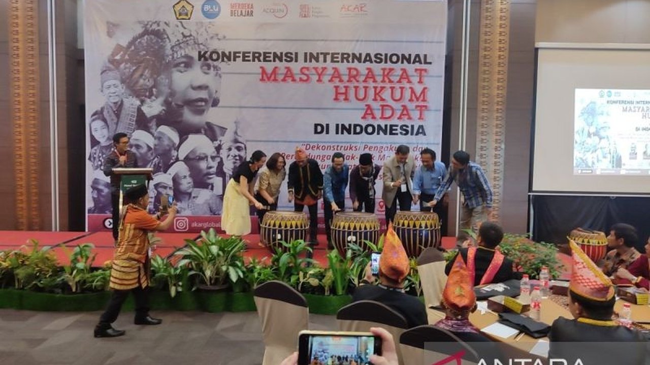 Akar Global Inisiatif (AGI) menggelar konferensi internasional di Bengkulu guna mencari format hukum alternatif yang efektif dan sesuai konteks kekinian masyarakat adat Indonesia, yang selama ini terhambat birokrasi dan aturan.