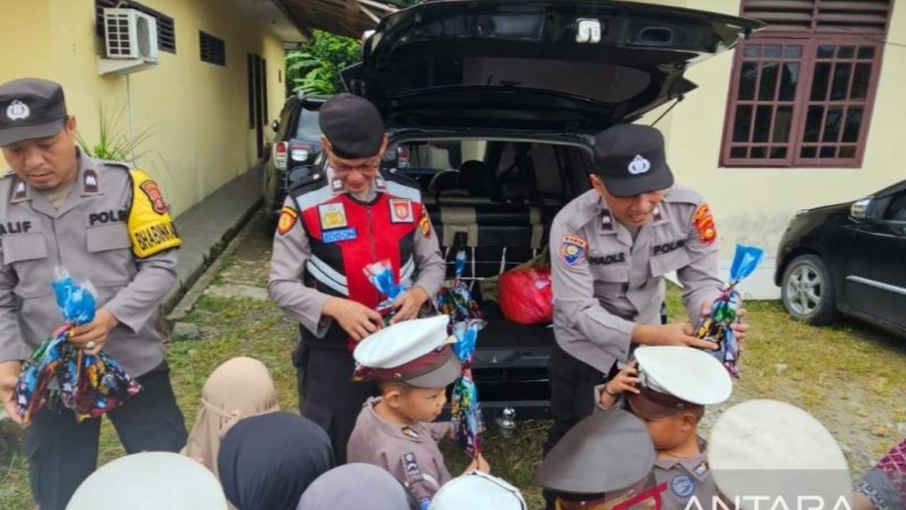 Polres OKU, Sumatera Selatan, meluncurkan program Polisi Sahabat Anak untuk mendekatkan diri kepada anak-anak usia dini melalui kunjungan sekolah dan edukasi positif, menanamkan rasa percaya dan disiplin sejak usia muda.