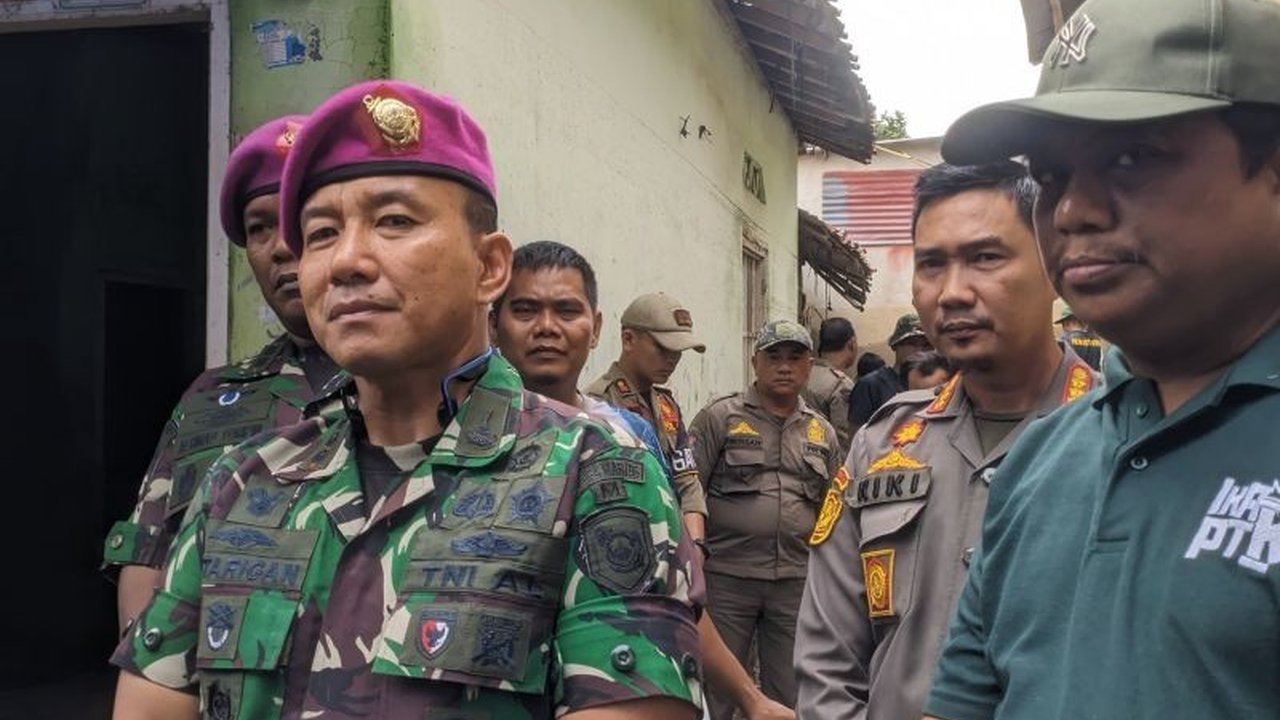 Seratusan prajurit Brigif 4 Mar/BS membantu warga Bandar Lampung membersihkan lumpur pascabanjir di Kelurahan Pesawahan, sekaligus menyalurkan bantuan logistik kepada 1.900 KK terdampak.