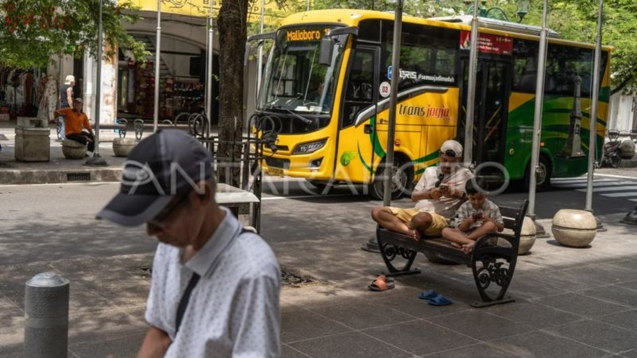 Pemerintah Kota Yogyakarta akan mulai menggelar sidang di tempat bagi perokok yang melanggar aturan Kawasan Tanpa Rokok (KTR) di Malioboro mulai semester pertama 2025, dengan denda maksimal Rp7,5 juta.