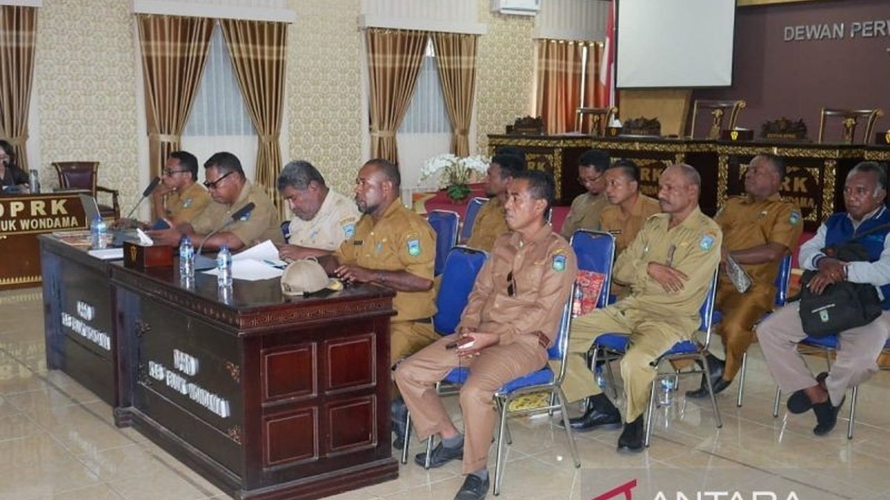 Pemerintah Kabupaten dan DPRK Teluk Wondama berupaya agar 424 honorer yang belum lolos seleksi ASN 2021 dapat mengikuti seleksi PPPK 2024, setelah adanya rapat dengar pendapat dan verifikasi data.