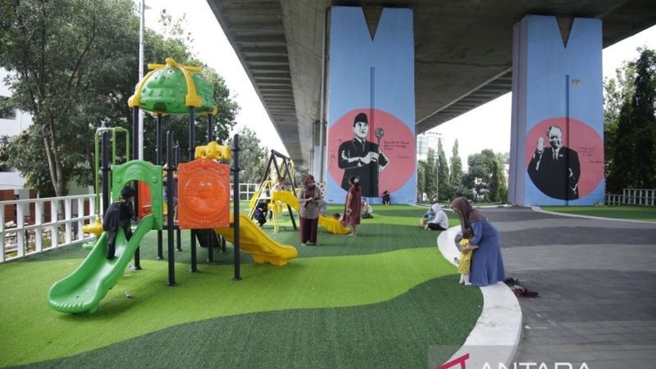 Pemkot Bandung telah menyelesaikan revitalisasi Taman Film di bawah flyover Pasupati dengan anggaran Rp4 miliar, mengubahnya menjadi taman bermain yang menarik bagi warga dan wisatawan.