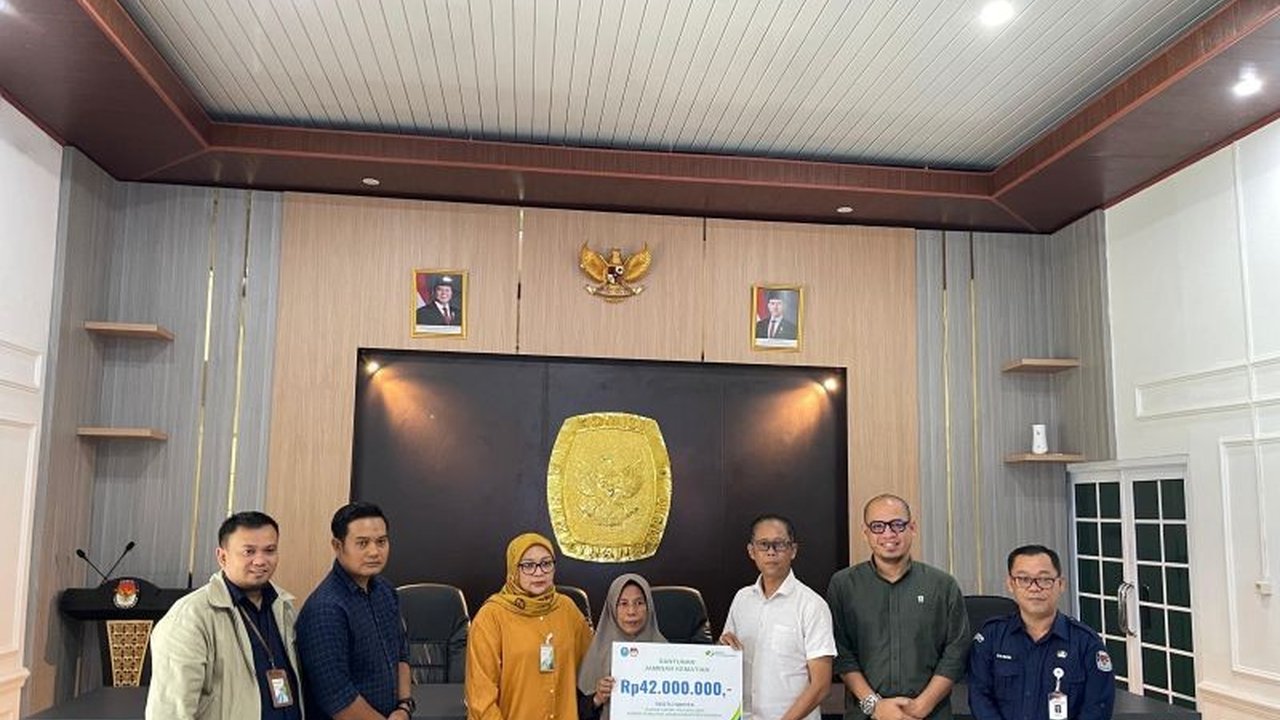 BPJS Ketenagakerjaan Cabang Pangkalpinang memberikan santunan kematian sebesar Rp42 juta kepada ahli waris Restu Nopita, anggota KPPS Kabupaten Bangka yang meninggal saat bertugas dalam Pilkada 2024.