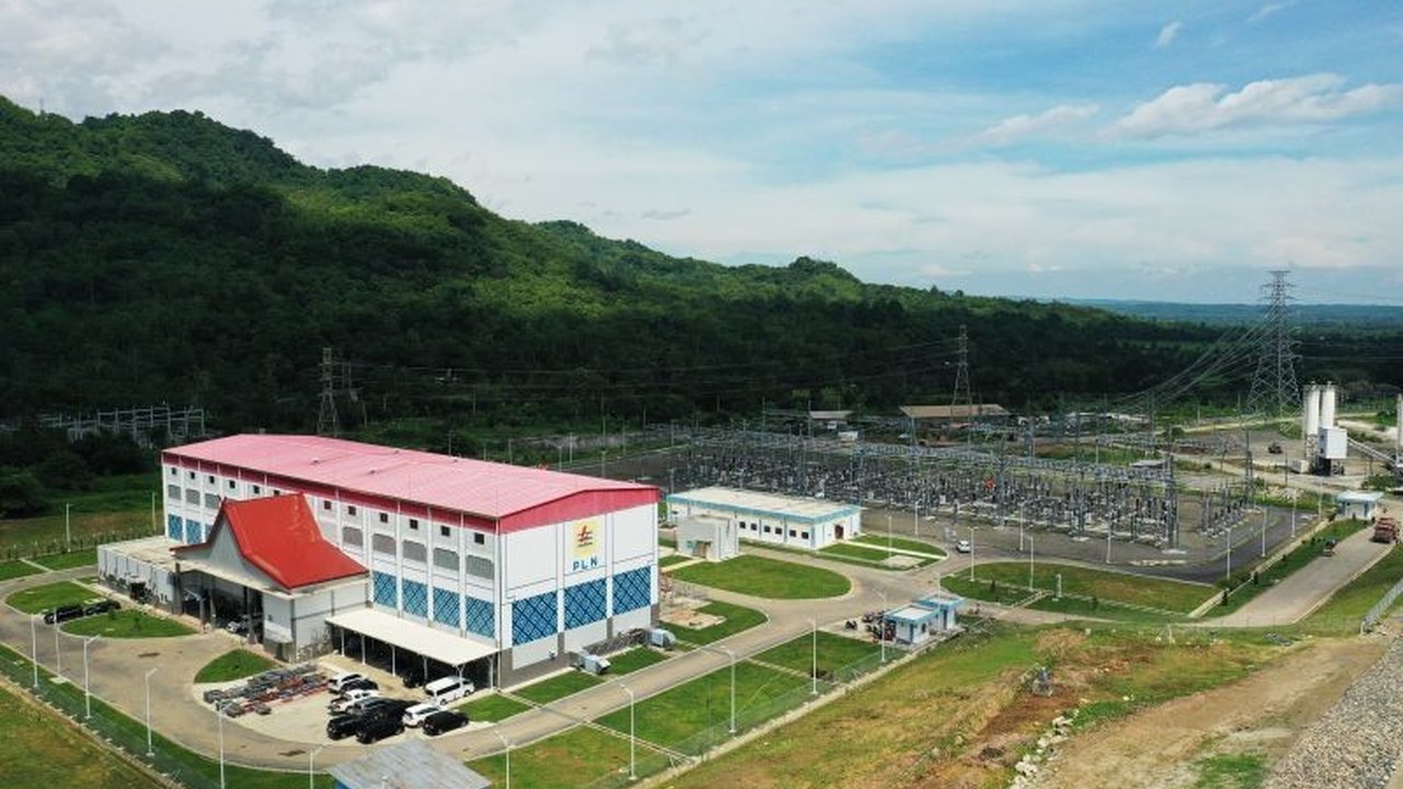 PLTA Jatigede di Sumedang, Jawa Barat, resmi beroperasi, mengurangi emisi karbon hingga 415.800 ton per tahun dan mendukung target bauran energi terbarukan serta swasembada energi Indonesia.