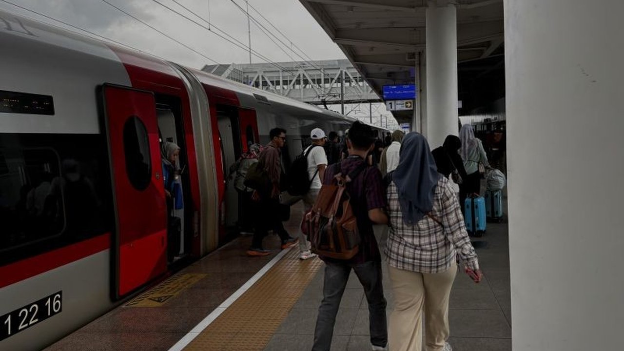 PT KCIC memastikan kereta cepat Whoosh siap beroperasi dengan 62 perjalanan per hari mulai Februari 2025, peningkatan dari 48 perjalanan sebelumnya untuk mengakomodasi peningkatan jumlah penumpang.