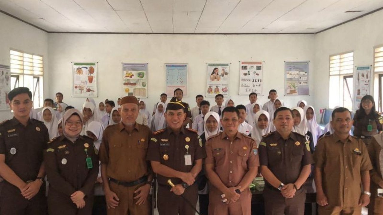 Kejari Pasaman Barat meluncurkan program Jaksa Mengajar di SMPN 4 Pasaman Barat untuk meningkatkan kesadaran hukum siswa sejak dini, dengan harapan tercipta generasi muda yang taat hukum dan bertanggung jawab.