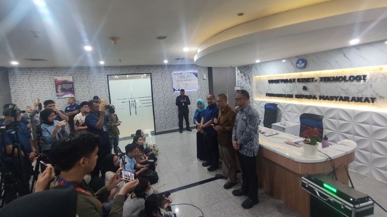 Kemendikbudristek telah menyelesaikan demonstrasi ASN terkait dugaan mutasi nonprosedural, dan secara rutin melaporkan kinerja kepada Presiden dan DPR.