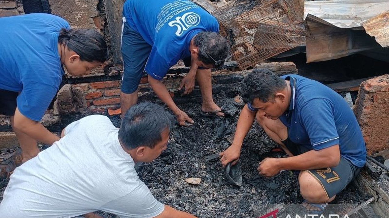 Korban Kebakaran Kemayoran Mencari Sisa Barang Berharga