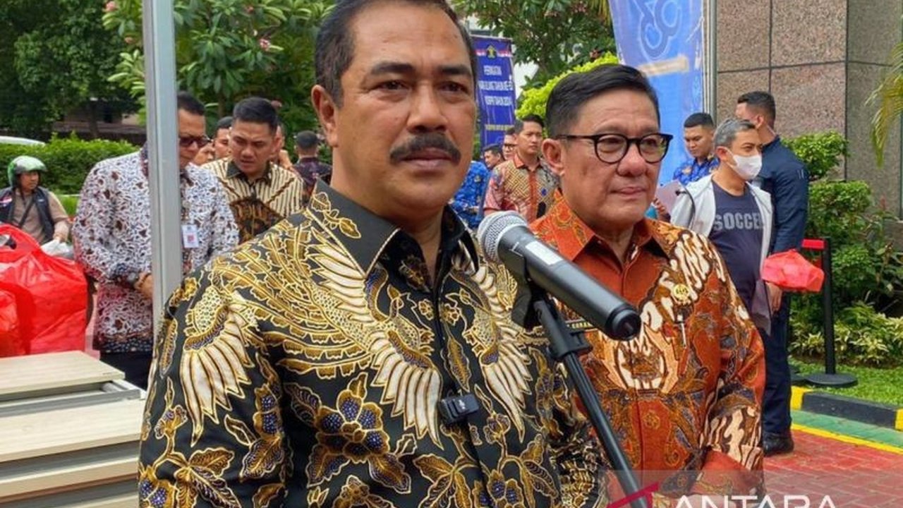 Seorang warga negara China diamankan pihak Imigrasi Indonesia setelah video dirinya menyelipkan uang di paspor untuk membayar visa kunjungan diunggah ke media sosial, memicu investigasi lebih lanjut terkait motifnya.