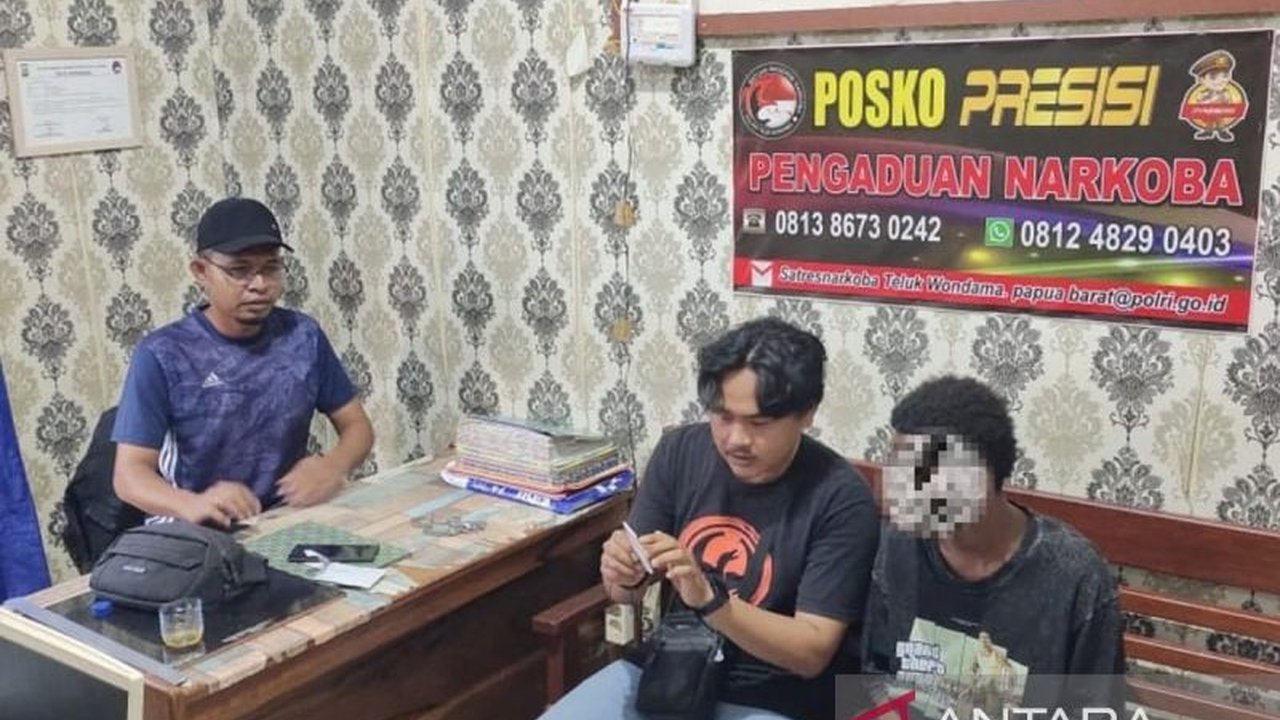 Polisi di Teluk Wondama, Papua Barat, menangkap seorang remaja 18 tahun dengan 12,41 gram ganja yang diselundupkan melalui jalur laut, menjadi kasus kedua peredaran narkoba yang berhasil digagalkan awal tahun 2025.