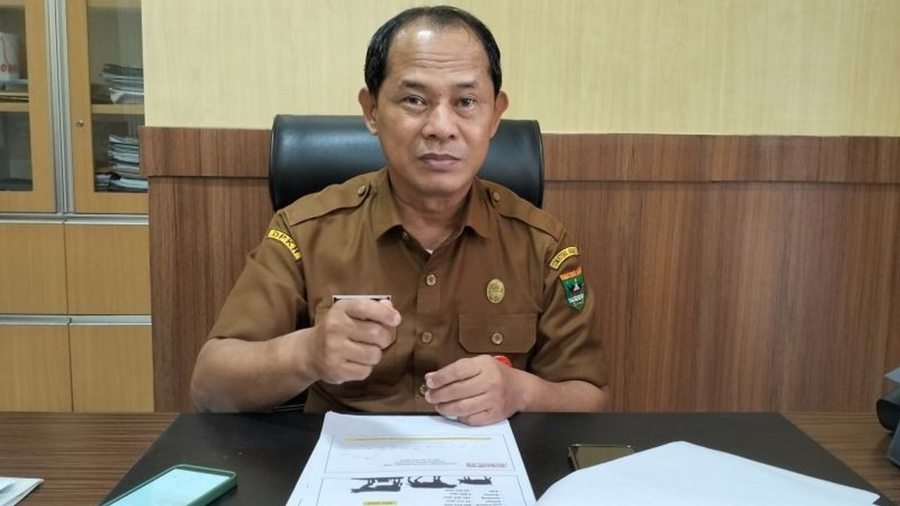 Penghentian sementara vaksinasi PMK di Sumatera Barat diduga menjadi penyebab meningkatnya kasus PMK pada November 2024, terutama menjelang Idul Adha, sehingga pemerintah setempat mengantisipasi lonjakan kasus dan menyiapkan langkah pencegahan.