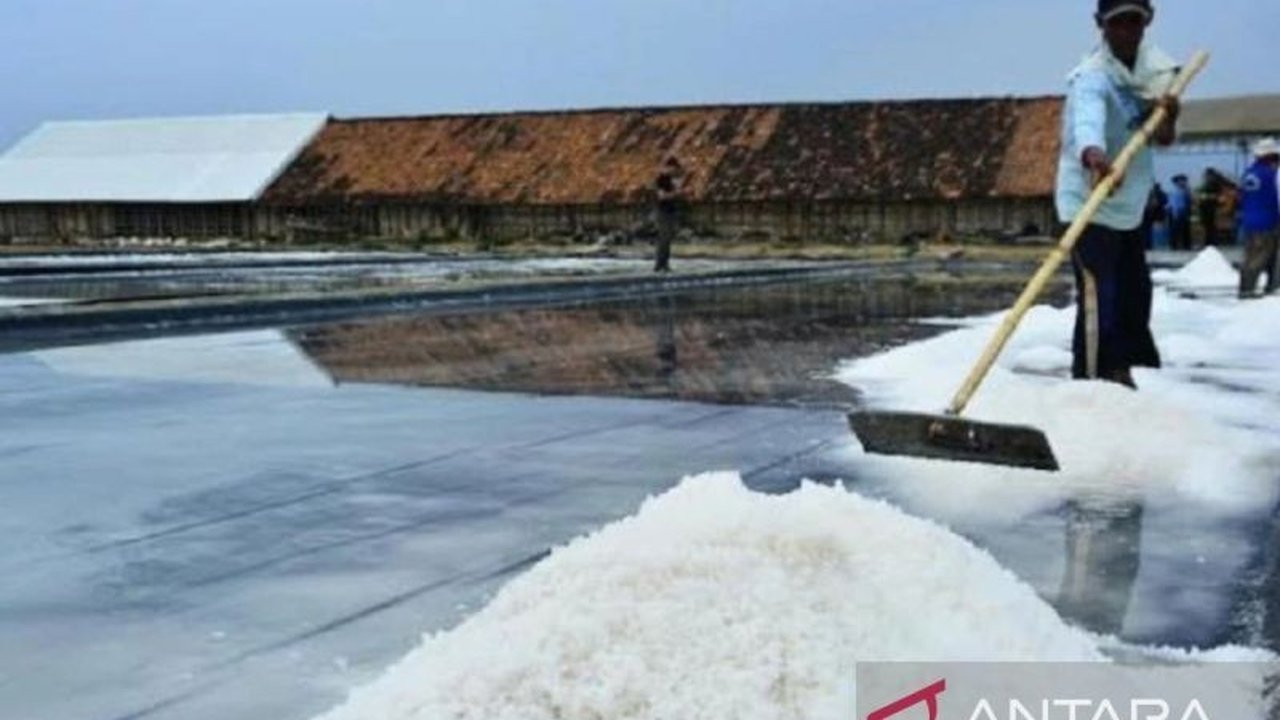 Produksi garam rakyat di Sumenep, Jawa Timur, melampaui target tahun 2024 dengan peningkatan sebesar 17 ribu ton, berkat cuaca kemarau yang panjang dan pemanfaatan teknologi geomembran.