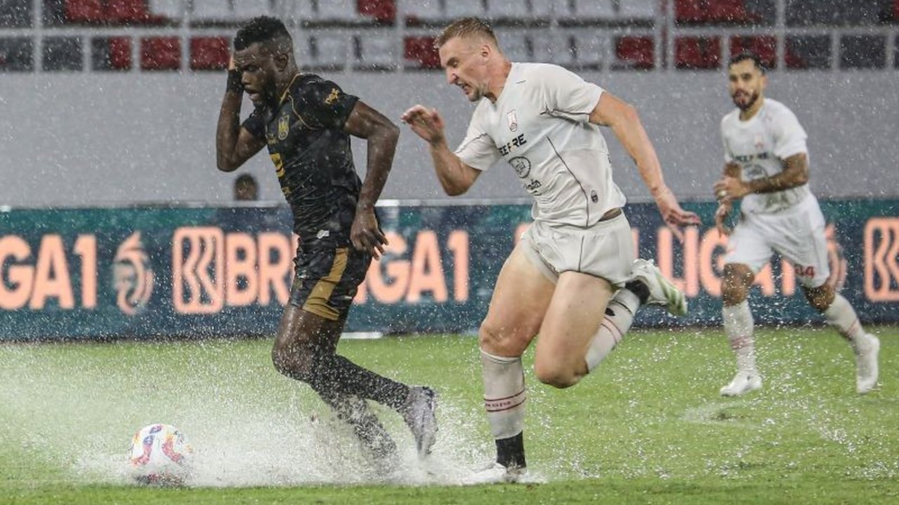 Pengamat sepak bola, Bung Kus, menilai industri sepak bola Indonesia masih menghadapi tantangan besar, terutama masalah keuangan klub yang bergantung pada pemilik dan investor, serta belum adanya regulasi pembatasan anggaran yang konsisten.