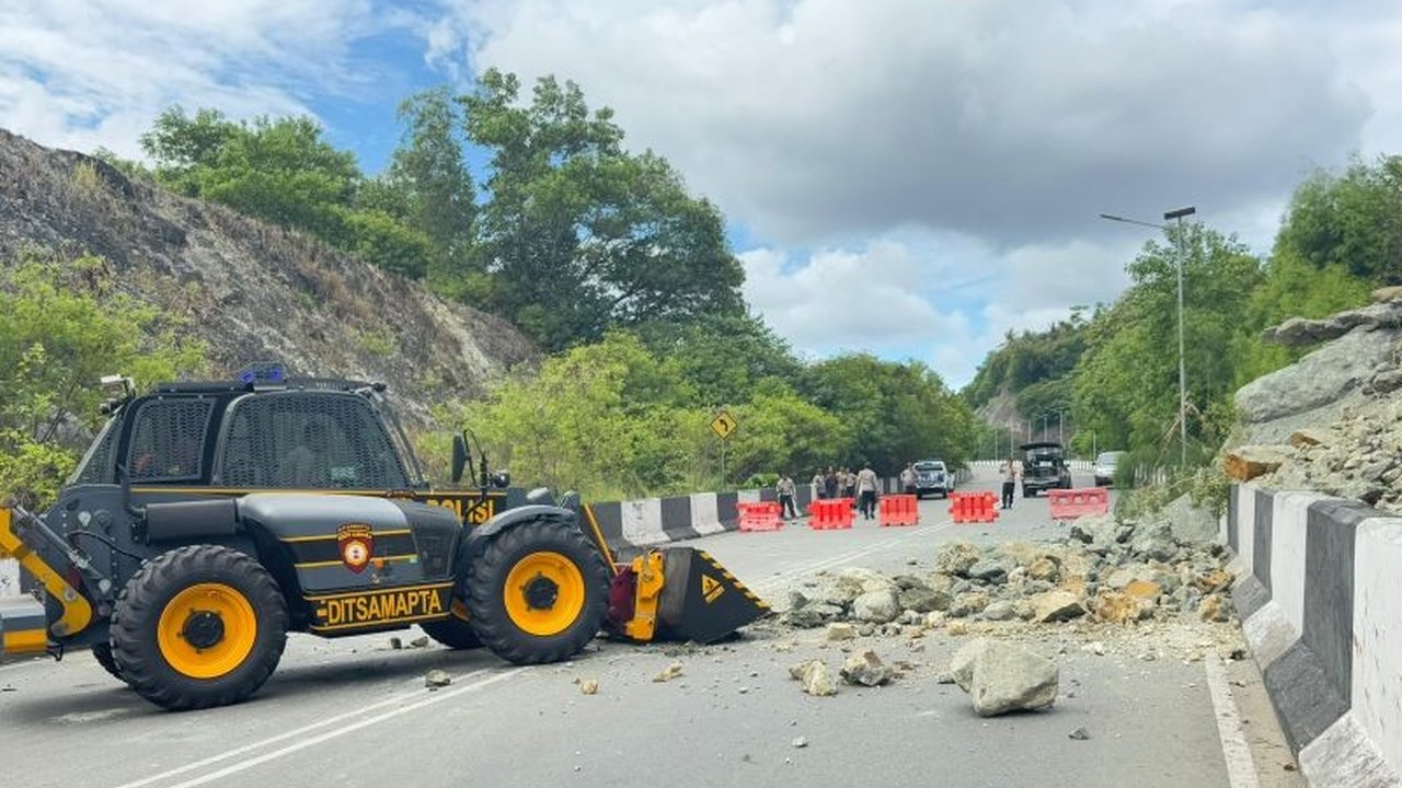 Jalan Ring Road Hamad-Sykiline, Jayapura, ditutup sementara sejak Senin, 20 Januari 2024, karena longsor yang disebabkan oleh tingginya curah hujan, memaksa pengendara mencari jalur alternatif.