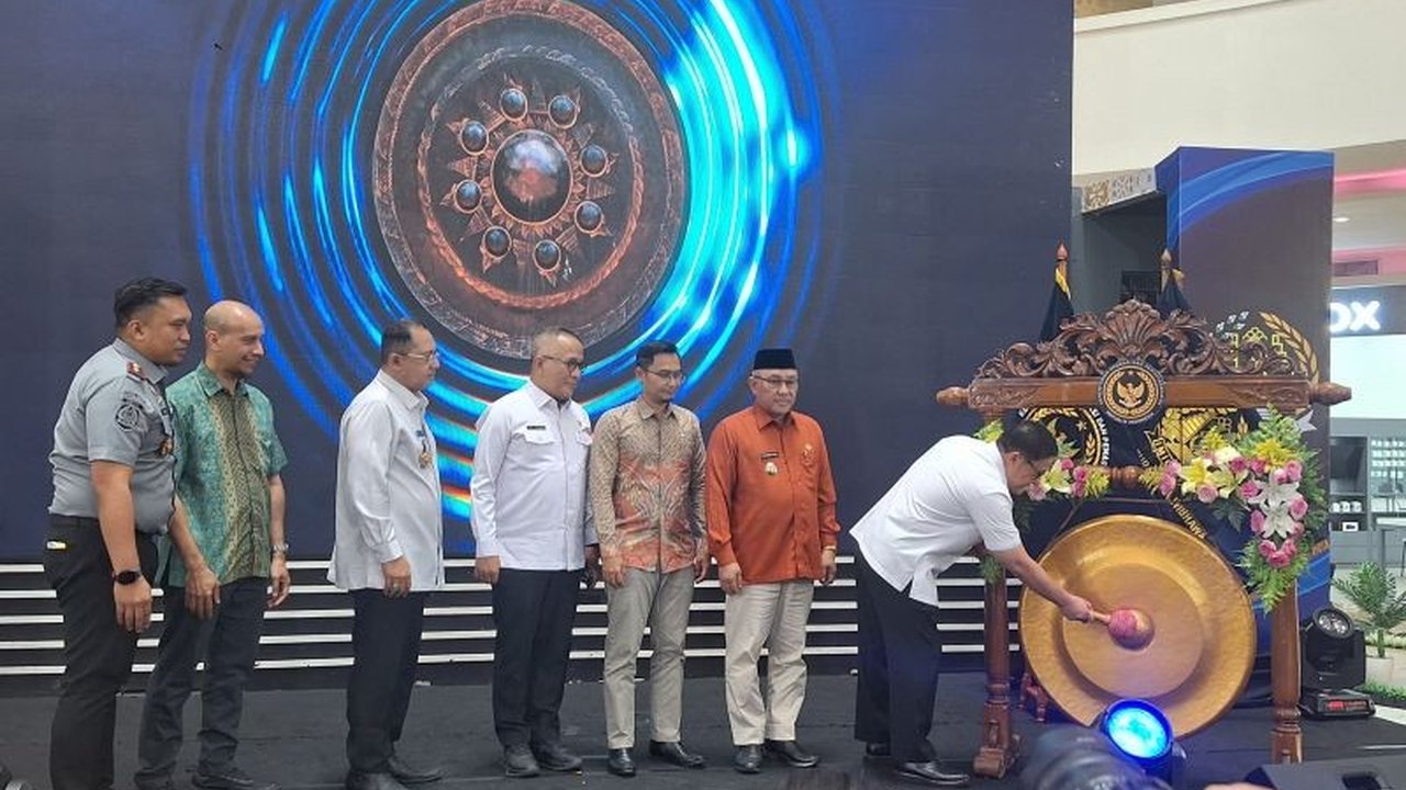 Direktorat Jenderal Imigrasi membuka layanan imigrasi di Mal Pesona Square Depok untuk meningkatkan kenyamanan masyarakat dalam mengurus dokumen keimigrasian, menawarkan pengalaman layaknya berbelanja di mal.