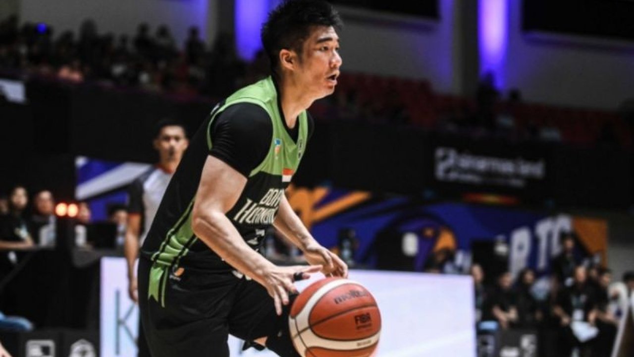 Pelatih Borneo Hornbills, Ismael Tan, memuji dedikasi dan kerja keras Hans Abraham yang berbuah manis dengan kemenangan dramatis atas Tangerang Hawks Basketball di IBL Gopay 2025.