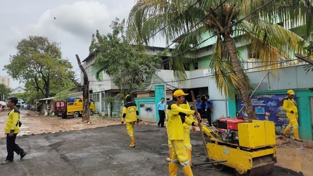 Viral jalan rusak di depan SMK Cengkareng 2, ternyata bukan tanggung jawab Pemprov DKI Jakarta, melainkan Perumnas; Pemprov DKI tetap membantu perbaikan sementara.