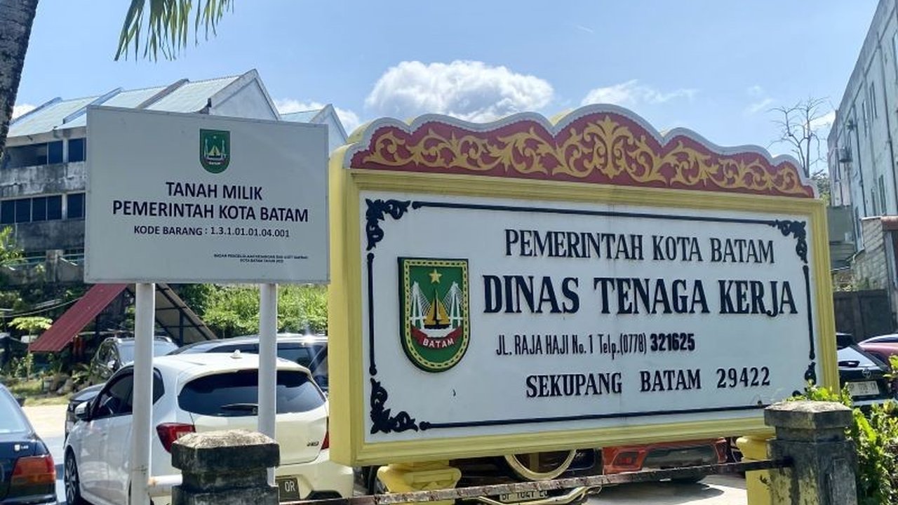 Data Disnaker Batam menunjukkan mayoritas pencari kerja di tahun 2024 adalah lulusan SMA,  mengungkapkan kesenjangan antara pendidikan dan kebutuhan pasar kerja di Batam dan rencana Disnaker untuk mengatasi masalah ini.