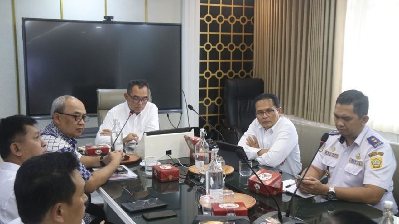 Kementerian Perhubungan menunda program Buy The Service (BTS) rute Cibinong-Puncak hingga kajian terkait integrasi angkot dan penentuan rute layanan bus selesai dilakukan, yang semula ditargetkan beroperasi Februari 2025.