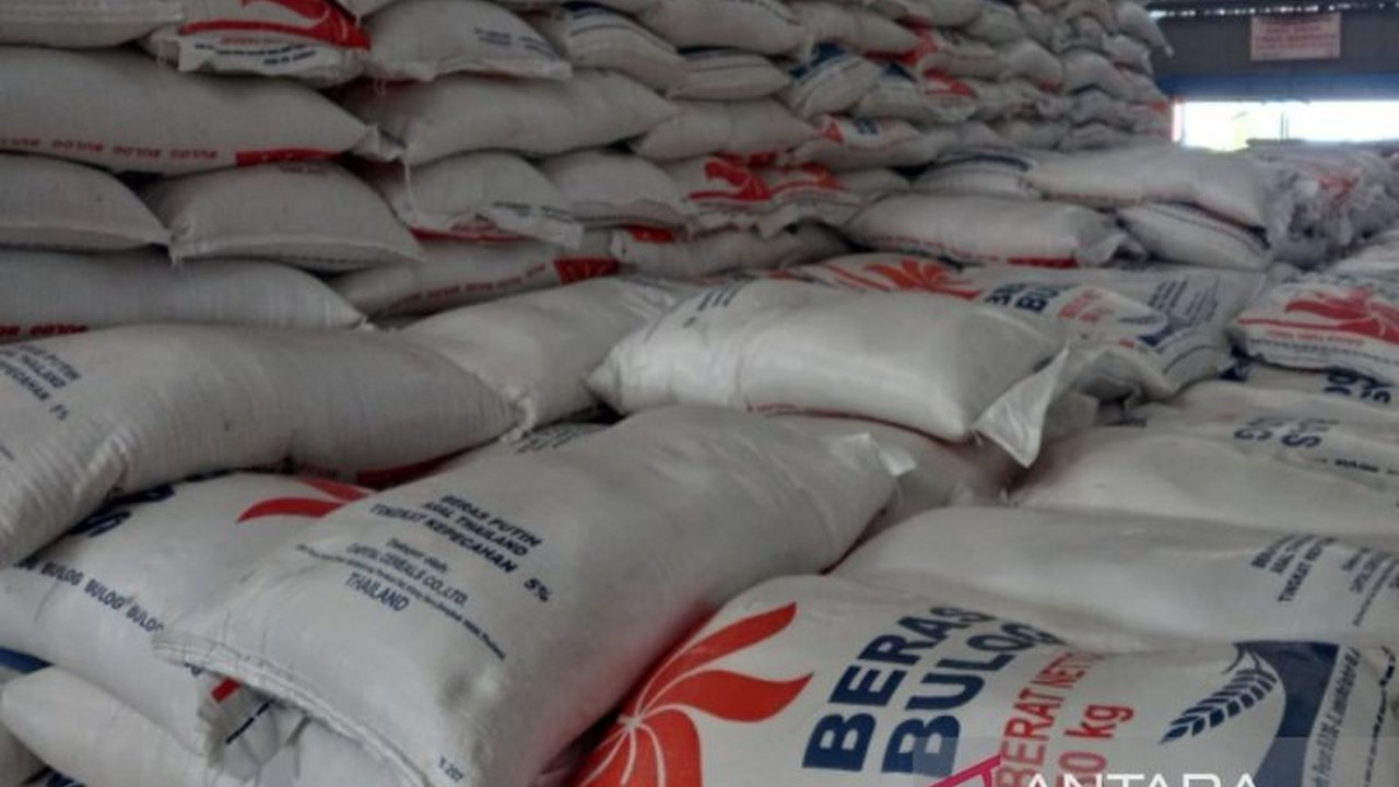 Perum Bulog Divre Bengkulu memastikan stok beras aman hingga Ramadhan 2025 dengan ketersediaan 1.700 ton, cukup untuk memenuhi kebutuhan masyarakat, termasuk selama hari besar keagamaan.