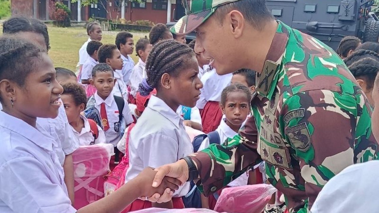 Kodim 1715/Yahukimo menyalurkan bantuan dari KSAD Jenderal TNI Maruli Simanjuntak berupa tas, seragam sekolah, makanan ringan, dan alat musik untuk pelajar di Dekai, Kabupaten Yahukimo, Papua Pegunungan.