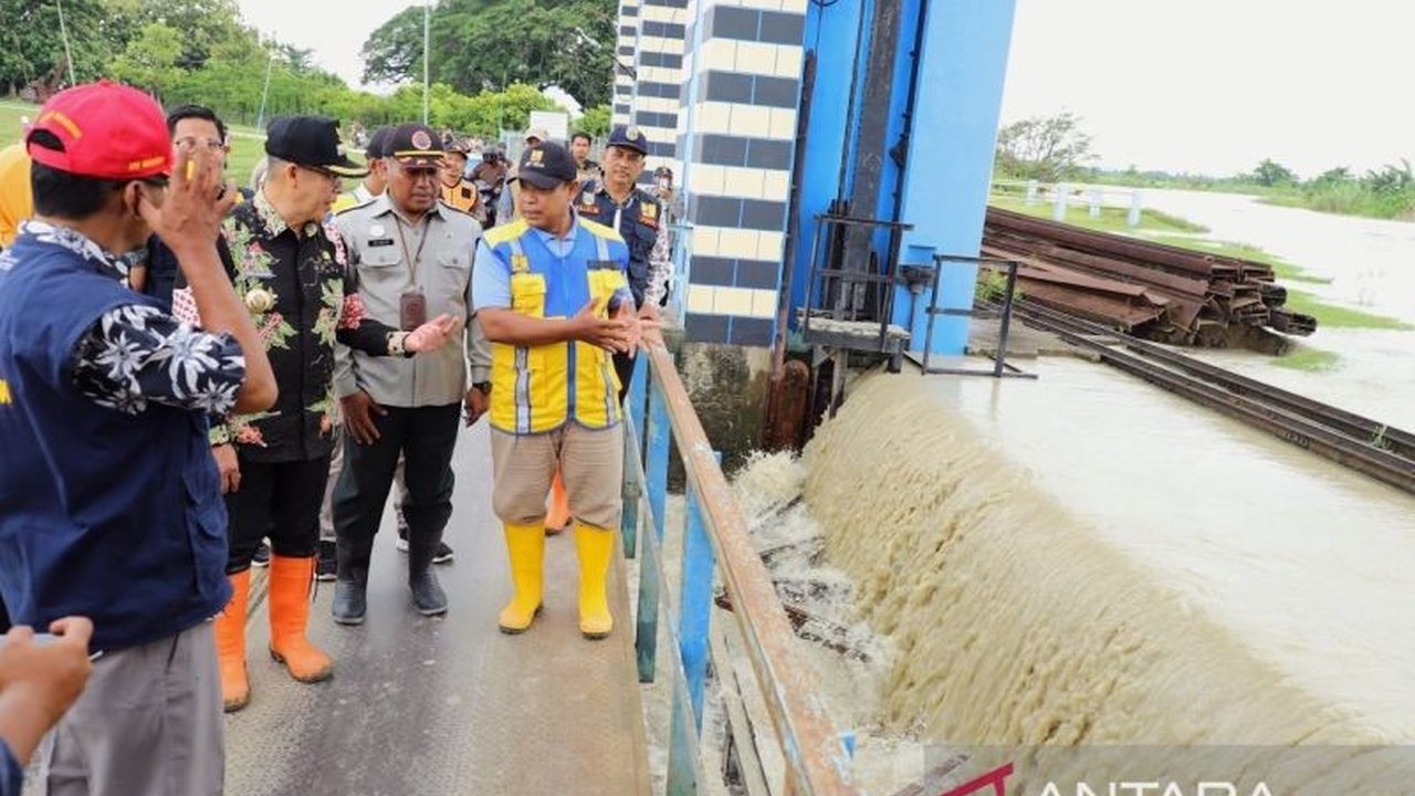 Pintu Bendung Wilalung di Kudus dibuka untuk mengurangi debit air Sungai Wulan yang tinggi akibat kiriman dari Bendung Klambu, langkah antisipasi banjir yang sudah sesuai prosedur operasional.