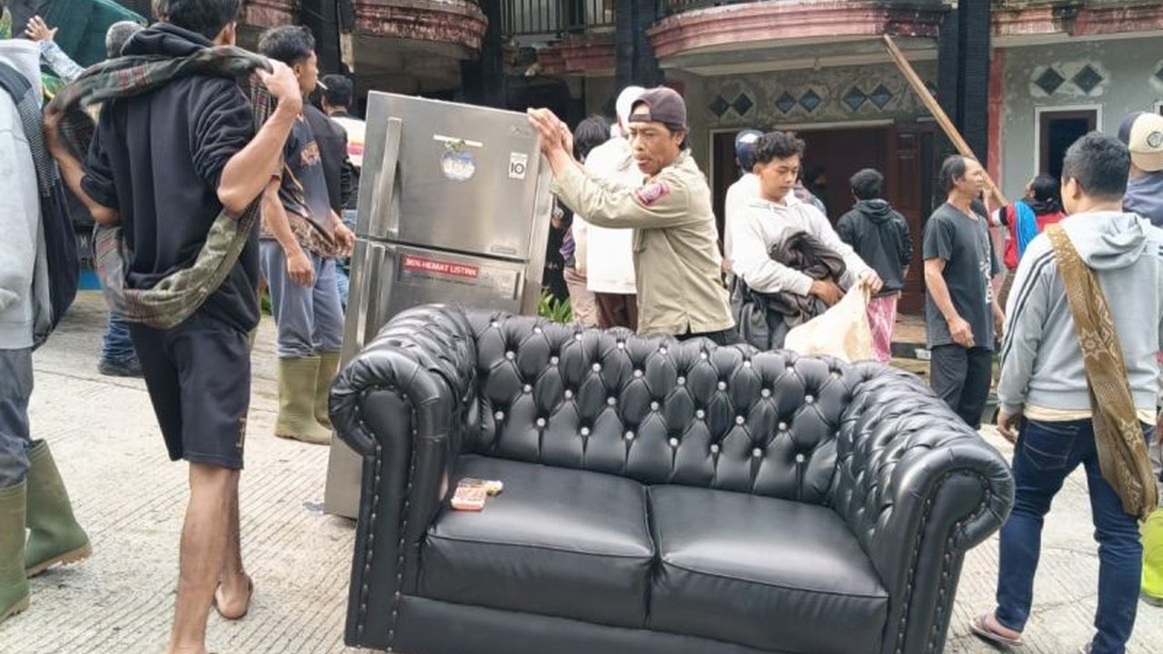 Hujan deras di Banjarnegara, Jawa Tengah pada 20 Januari 2025 menyebabkan bencana hidrometeorologi seperti tanah longsor dan banjir yang mengakibatkan kerusakan rumah warga dan infrastruktur, serta puluhan orang mengungsi, dan BPBD setempat melakukan pena