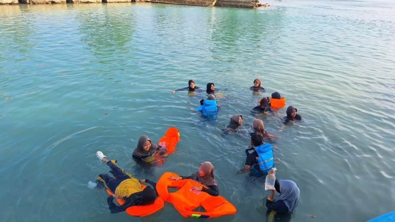 Suku Dinas Gulkarmat Jakarta Utara dan Kepulauan Seribu melatih 50 siswa SMA Negeri 69 Jakarta dan 15 guru dalam teknik penyelamatan air dasar di Pulau Papeteo, guna meningkatkan kesiapsiagaan menghadapi potensi kecelakaan di perairan.