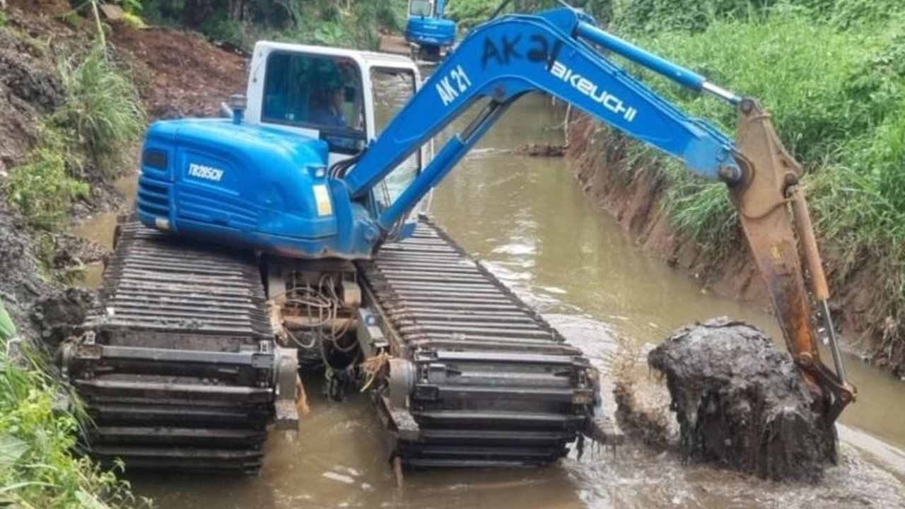Suku Dinas SDA Jakarta Selatan mengeruk Kali Krukut di Cilandak Timur untuk mencegah banjir, menargetkan rampung akhir Februari, dengan tantangan berupa potensi gangguan rumah warga dan kerjasama dengan lurah setempat.