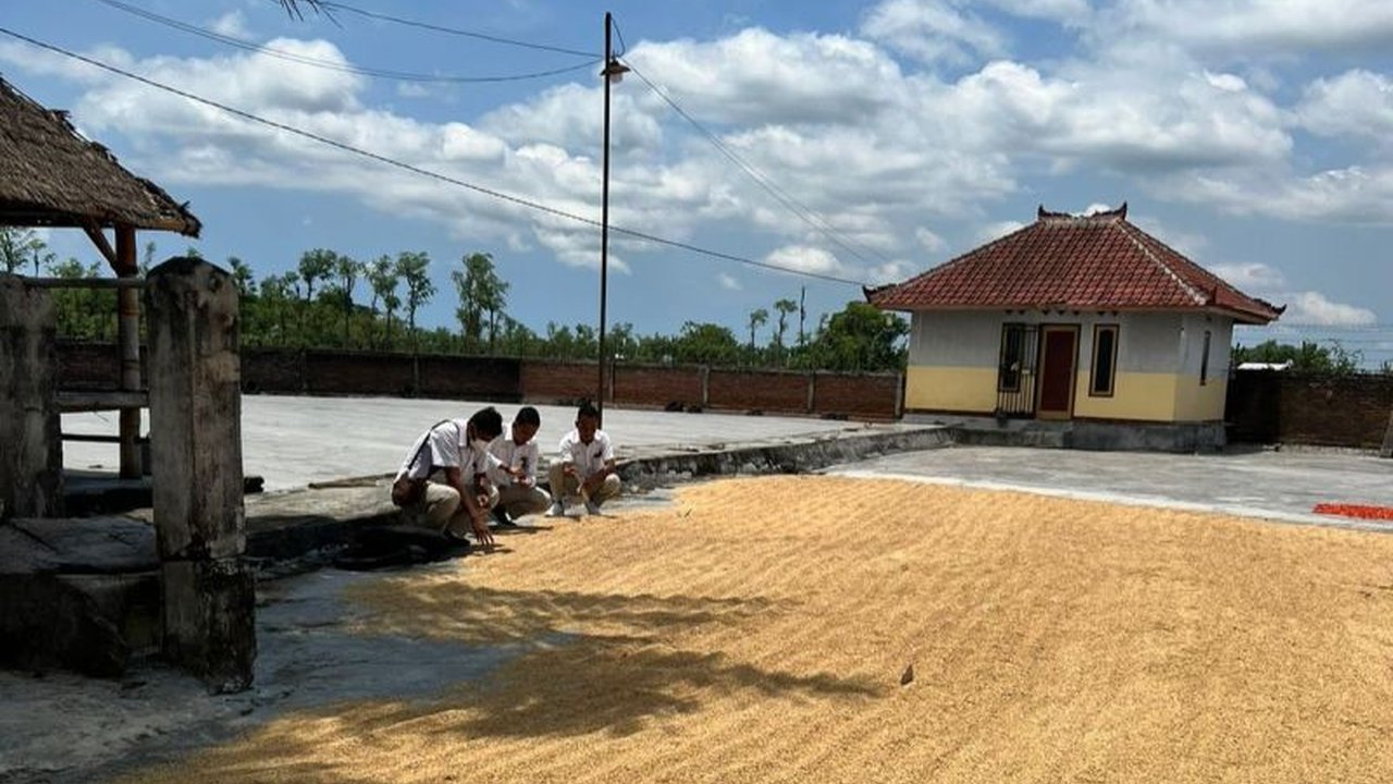 Penjabat Gubernur NTB meminta Bulog meningkatkan penyerapan gabah dan jagung petani menyusul kenaikan Harga Pembelian Pemerintah (HPP) untuk mendukung swasembada pangan nasional.
