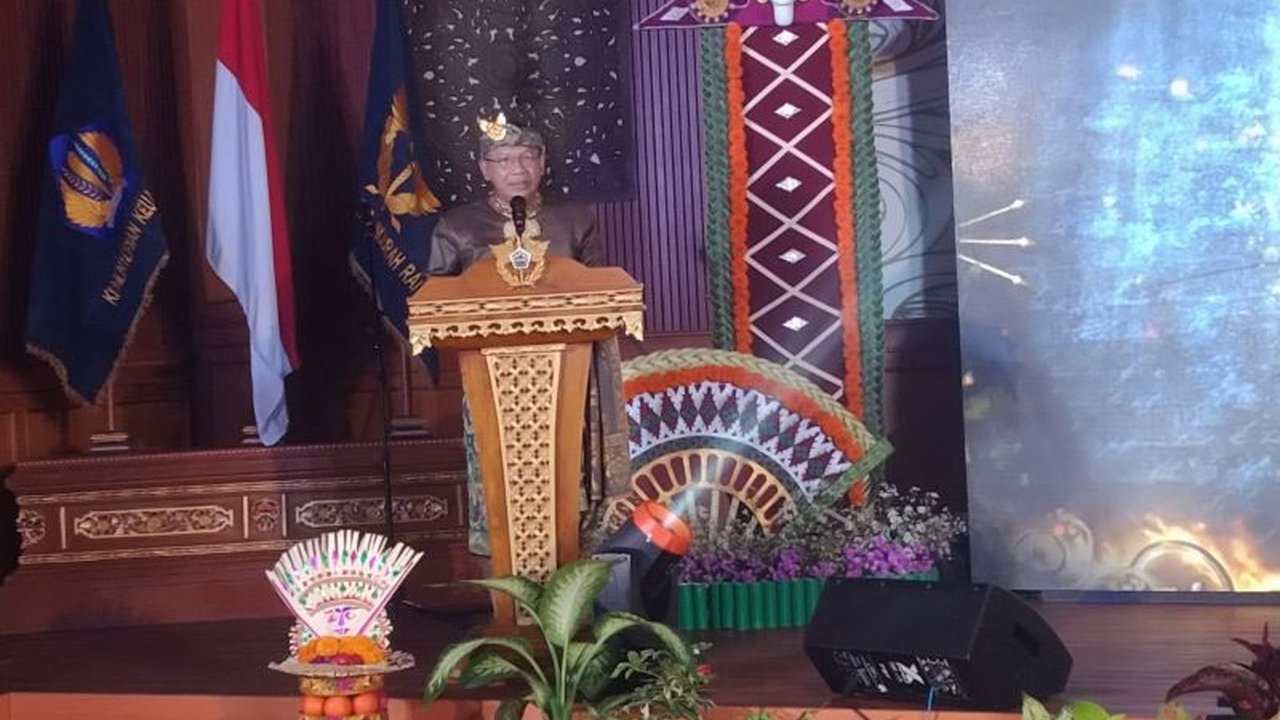 Bea Cukai Bali, NTB, dan NTT berhasil melampaui target penerimaan negara tahun 2024, mencapai Rp5,3 triliun, didorong oleh peningkatan kunjungan wisatawan dan sektor pariwisata.