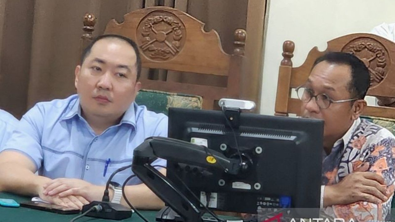 Direktur Utama Sritex, Iwan Kurniawan Lukminto, akhirnya menghadiri rapat verifikasi piutang kreditur di Pengadilan Niaga Semarang, membahas pencocokan tagihan senilai Rp32,6 triliun dan masa depan perusahaan.