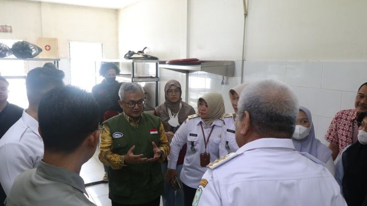 BPKP Kalbar memastikan kualitas makanan Program Makan Bergizi Gratis (MBG) di Kalimantan Barat sesuai standar gizi melalui pengawasan ketat mulai dari persiapan hingga distribusi, demi mendukung tumbuh kembang generasi muda yang sehat.