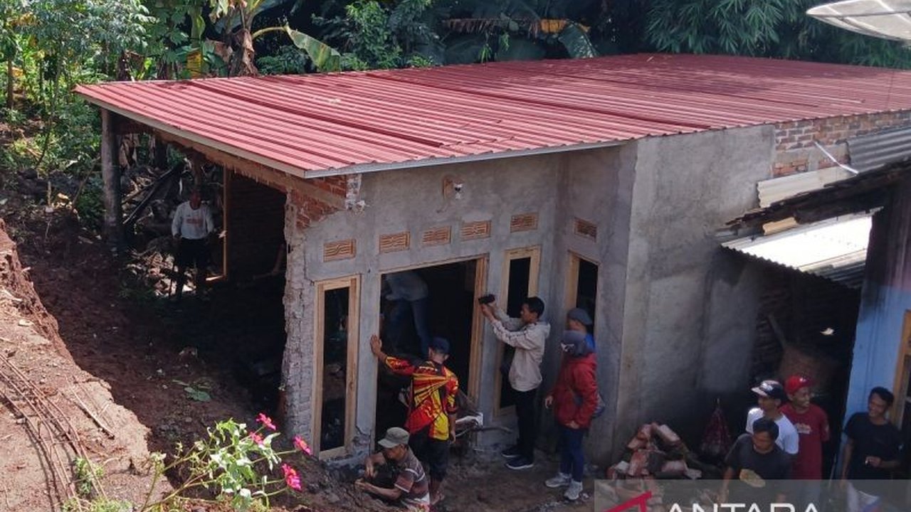 Cuaca ekstrem di Temanggung, Jawa Tengah menyebabkan banjir di Kecamatan Bejen dan longsor di beberapa wilayah, termasuk longsor parah di Dusun Gemawang yang merusak rumah warga.